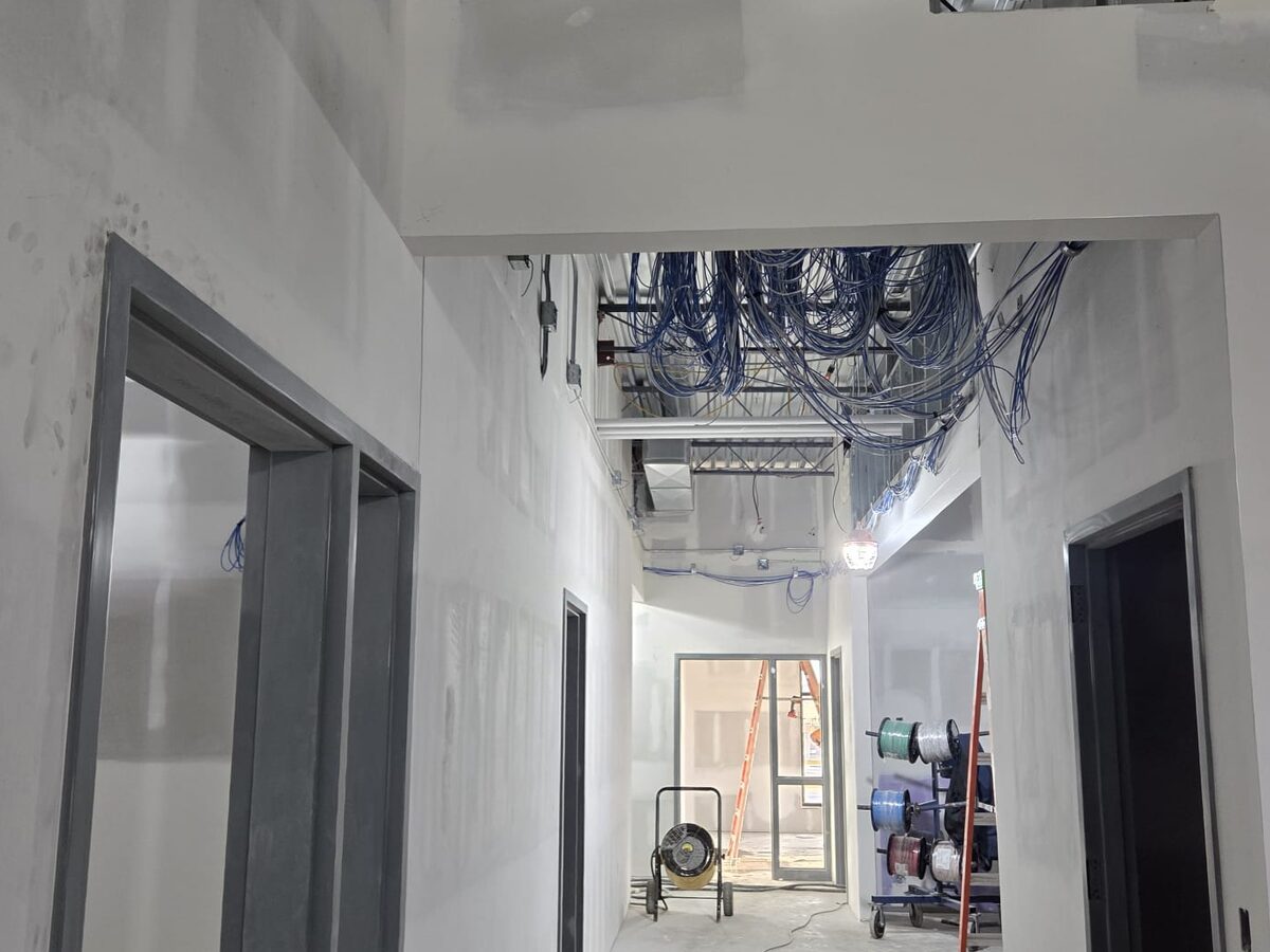 Pasillo comercial en drywall